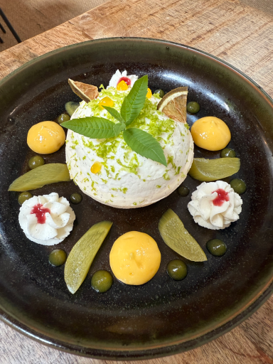 Dessert crémeux avec riz, fruits, crème chantilly et décor de menthe.